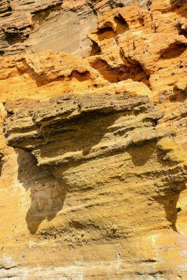 das Felsen Formation ist gemacht von Gelb und Orange Felsen foto