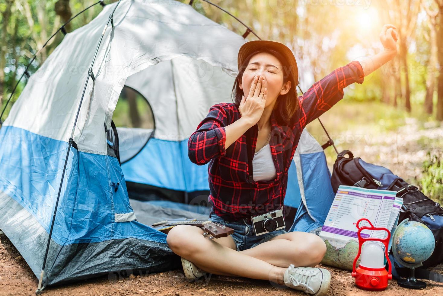 Schönheit asiatische Frauen gähnen, während sie über Nacht reisen. Menschen und Lebensstile Konzept. Freizeit- und Aktivitätskonzept. Camping- und Abenteuerthema foto