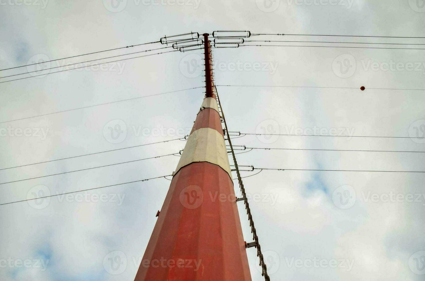 ein rot und Weiß Pole mit Drähte auf oben foto