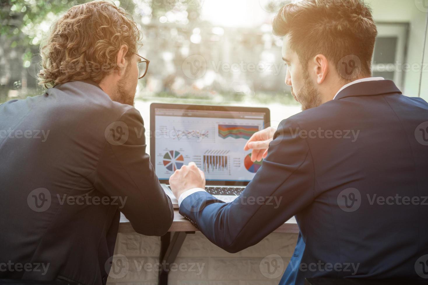 Geschäftsleute, die über den Start eines neuen Projekts diskutieren. Geschäfts- und Arbeitskonzept. Thema Technik und Teamwork foto