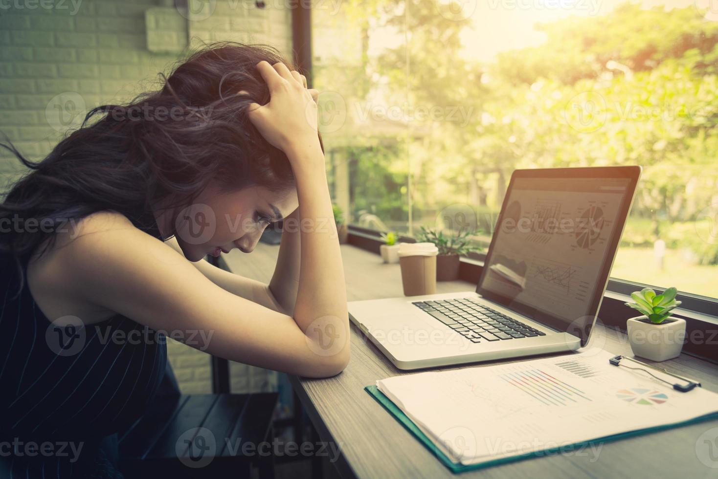 Geschäftsfrauen, die von der Arbeit gestresst sind. Technologie- und Lifestyle-Konzept. soziale Fragen und Probleme. Gesundheits- und Bürosyndrom. Wirtschaftsabschwung und kritische Fristenkrise Thema. dunkler Tonfilm foto