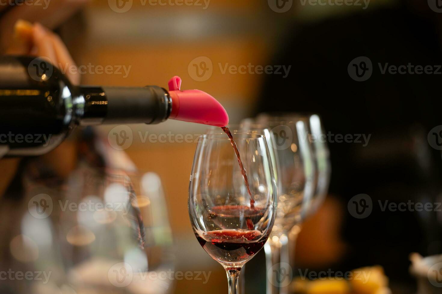 Wein Brille auf ein Tabelle im ein Restaurant, flach Tiefe von Feld foto