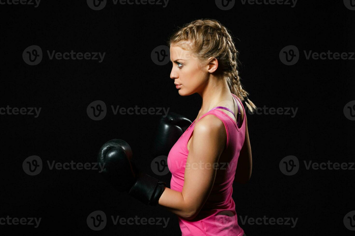 schön entschlossen Frau mit Boxen Handschuhe. foto