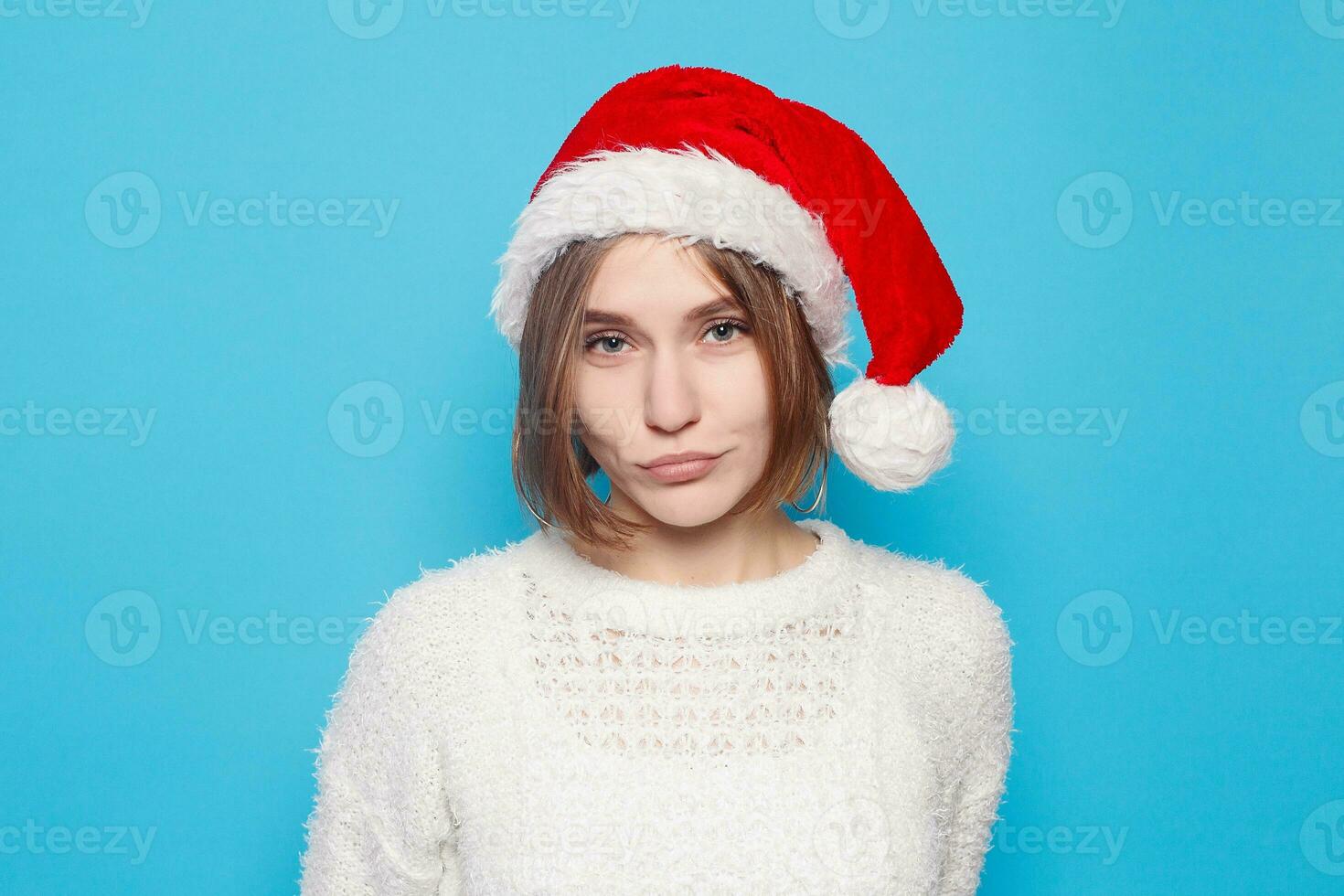 ziemlich blond tragen Weihnachten Hut auf Licht Blau Hintergrund foto