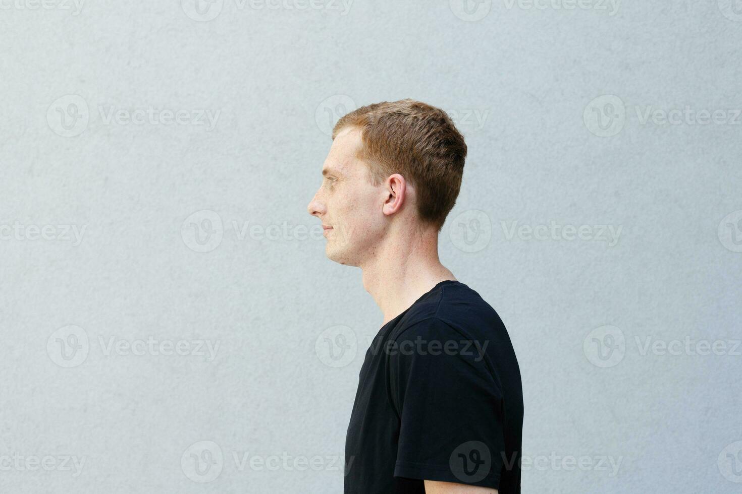 schließen oben Porträt von ein Rothaarige von ein schön männlich Kerl mit Sommersprossen foto