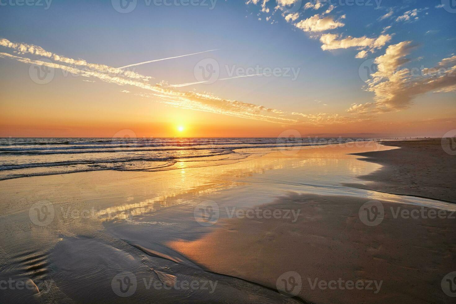 atlantisch Ozean Sonnenuntergang mit wogend Wellen beim fonte da telha Strand, Portugal foto