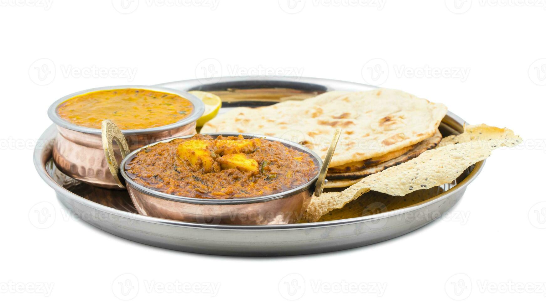 indisch traditionell Thali Essen Kadai Paneer serviert mit dal Makhani auf Weiß Hintergrund foto