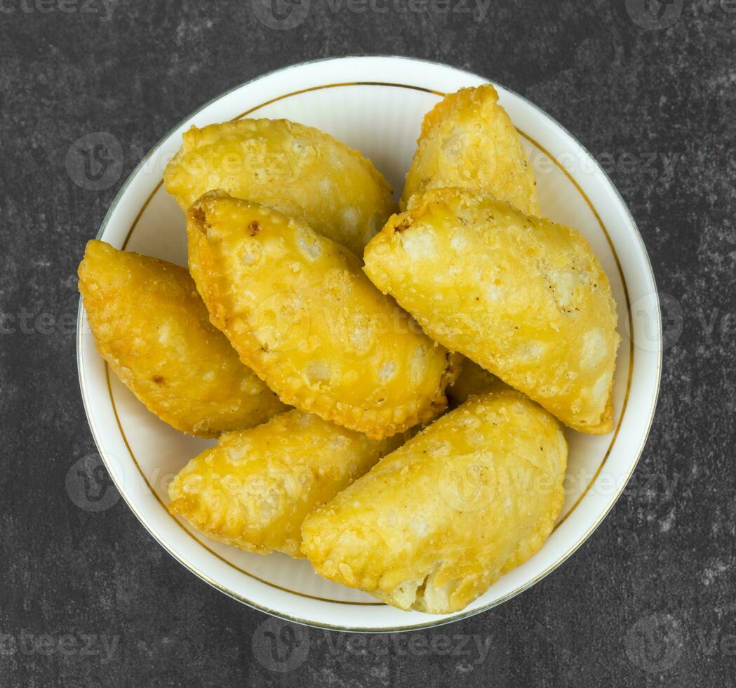 Gujiya oder Gujia ist ein indisch Süss Knödel foto