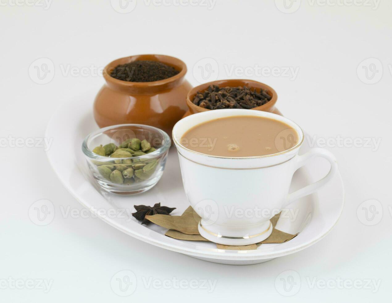 indisch Beliebt trinken Masala Chai oder Masala Tee mit traditionell Getränk auf Weiß Hintergrund foto