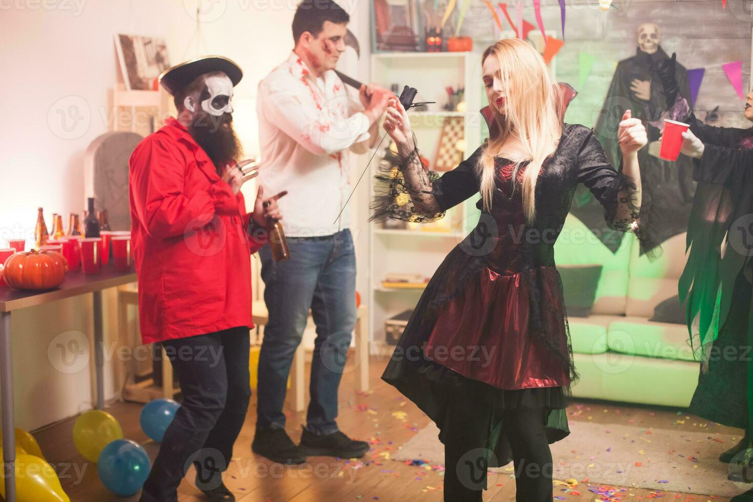 mittelalterlich Pirat und Vampir Frau Gefühl gut beim Halloween feiern ihr Freundschaft beim Halloween. foto