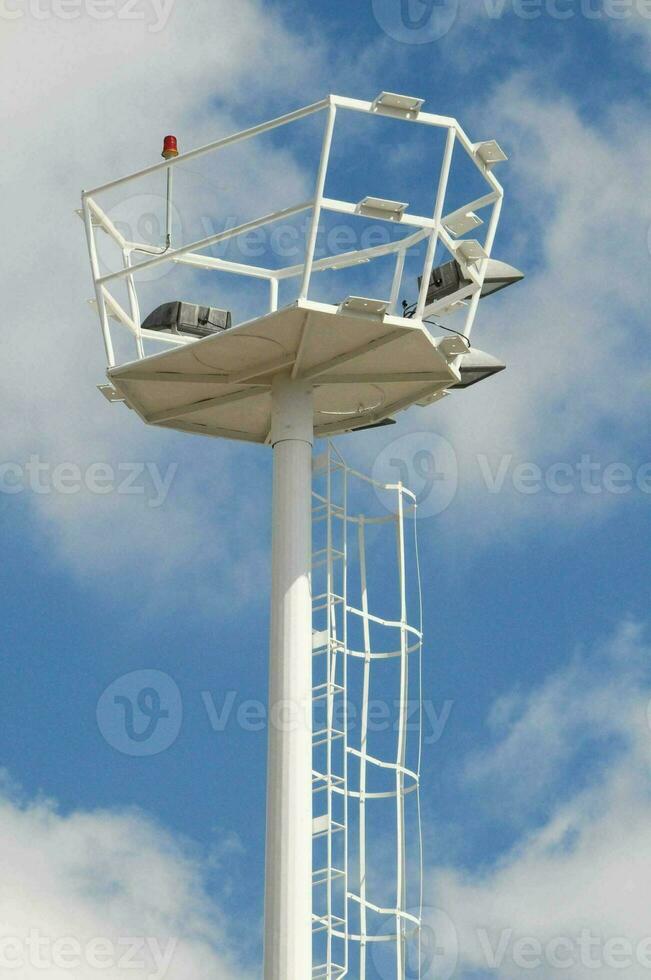 ein Weiß Turm mit ein Leiter auf oben foto