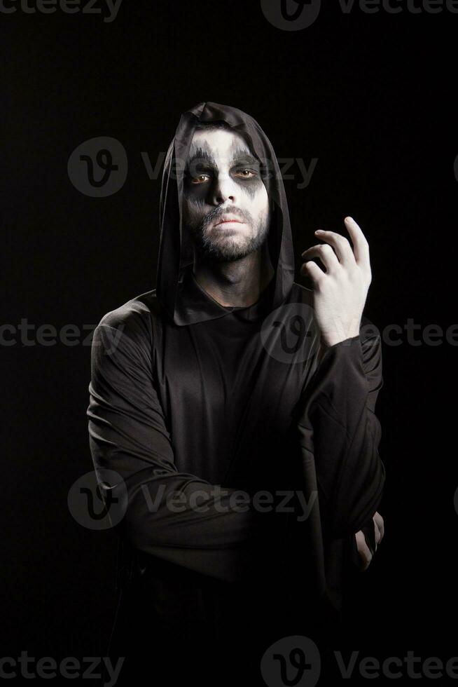 Engel von Tod mit ein Seil Über schwarz Hintergrund. Halloween Outfit. foto