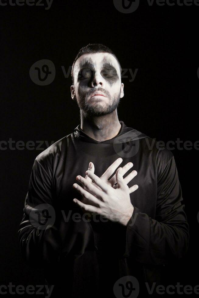 grimmig Sensenmann behalten Hände auf Truhe Über schwarz Hintergrund. Halloween Outfit. foto