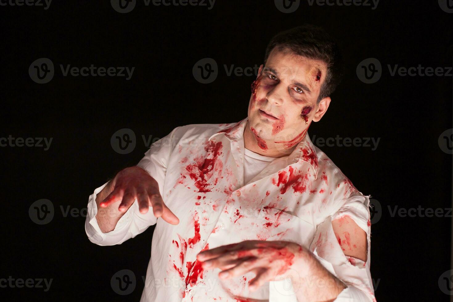 Mann mit blutig Narben besessen durch Dämon Über schwarz Hintergrund zum Halloween. kreativ bilden. foto