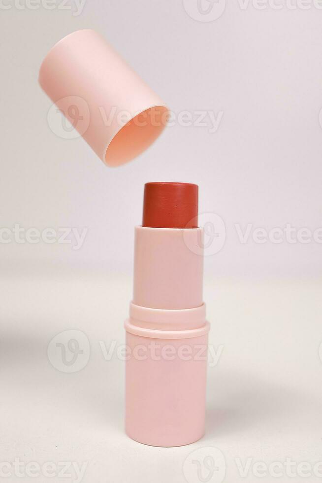 Lippenstift auf Weiß Hintergrund isoliert, realistisch Kosmetika. Schönheit Produkt. machen oben kosmetisch Zubehörteil. foto