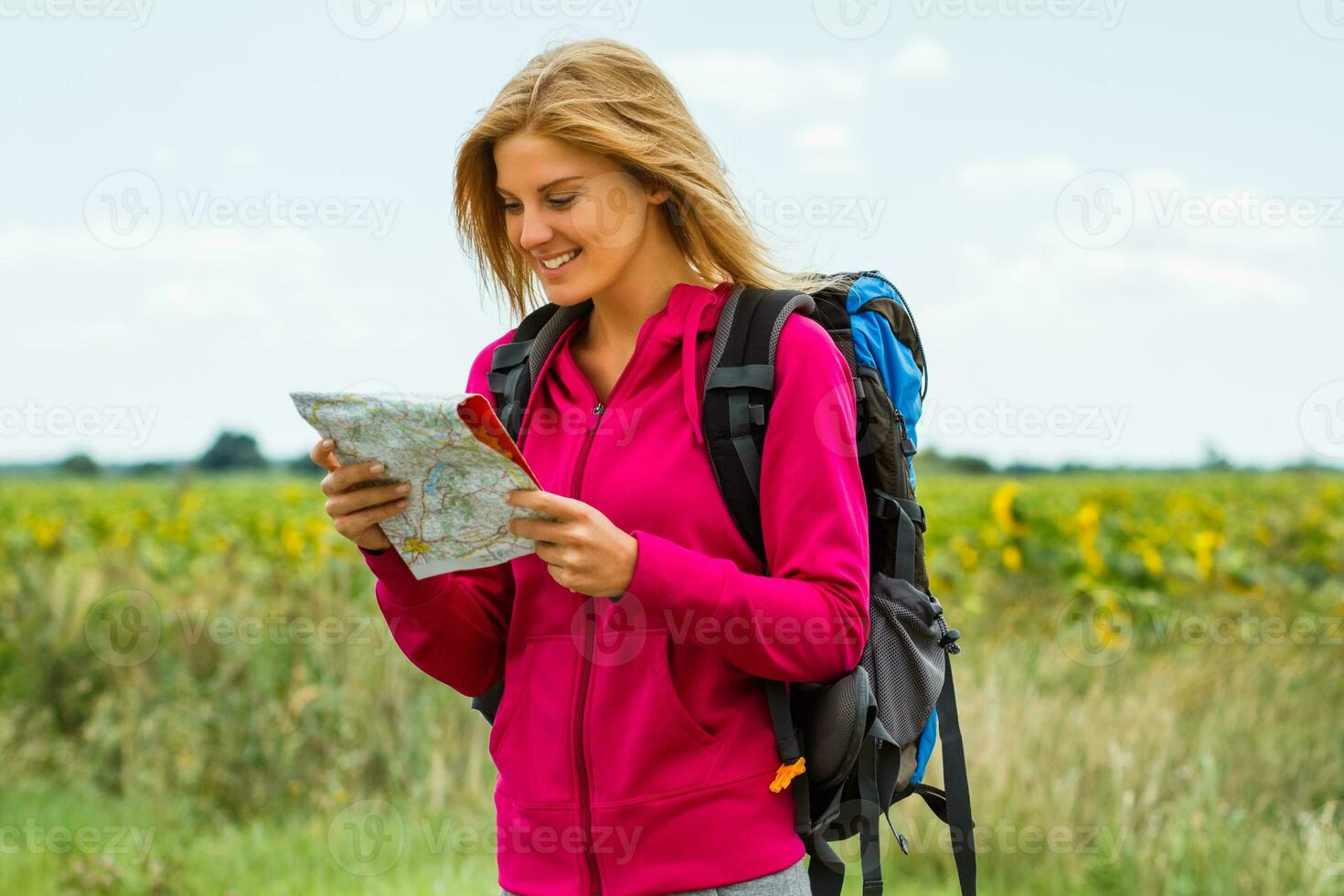 Frau Wanderer halten Karte im das Natur foto