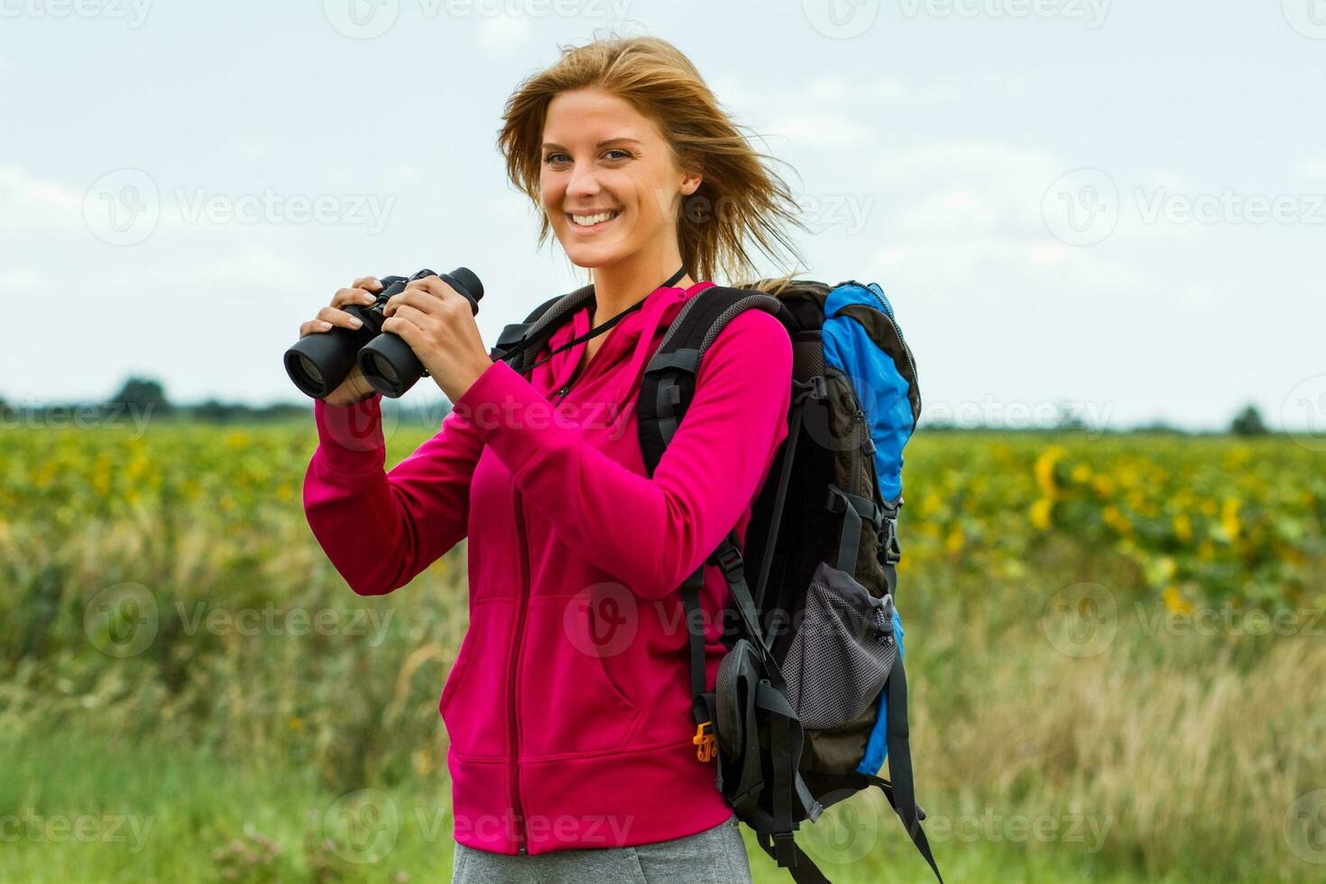 Frau Wanderer mit Fernglas im Natur foto