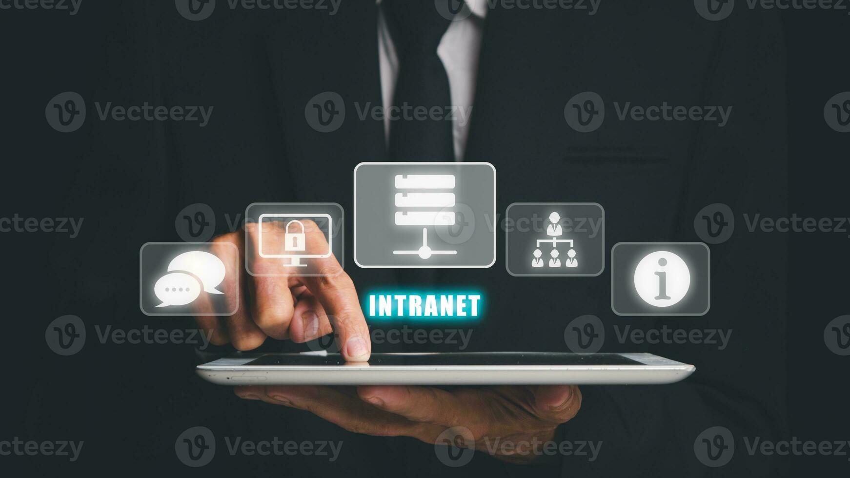 Intranet Konzept, Geschäftsmann berühren auf Digital Tablette mit Intranet Symbol auf virtuell Bildschirm. foto