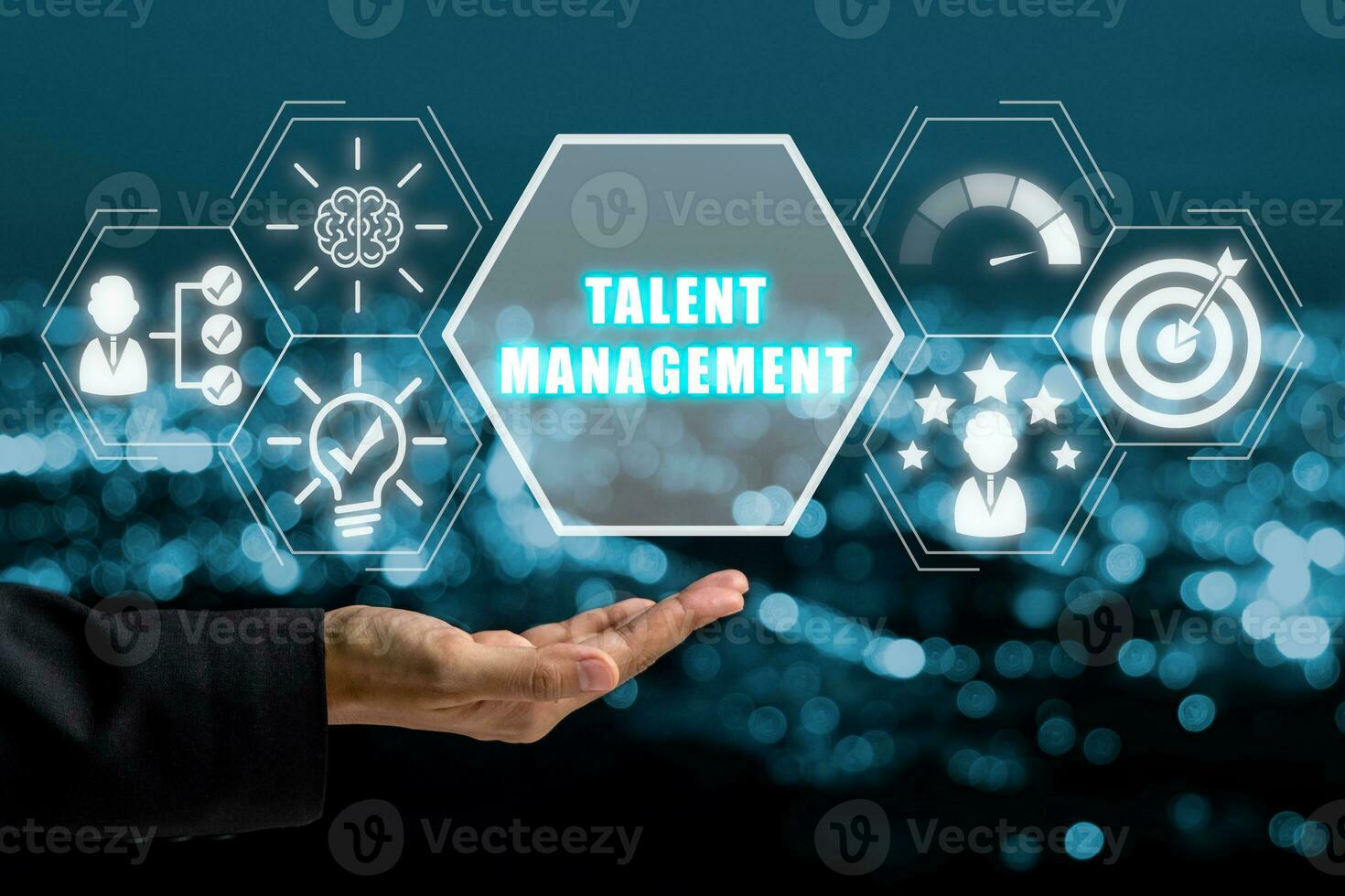 Talent Verwaltung Konzept, Geschäft Frau Hand halten Talent Verwaltung Symbol auf virtuell Bildschirm mit Blau Bokeh Hintergrund. foto