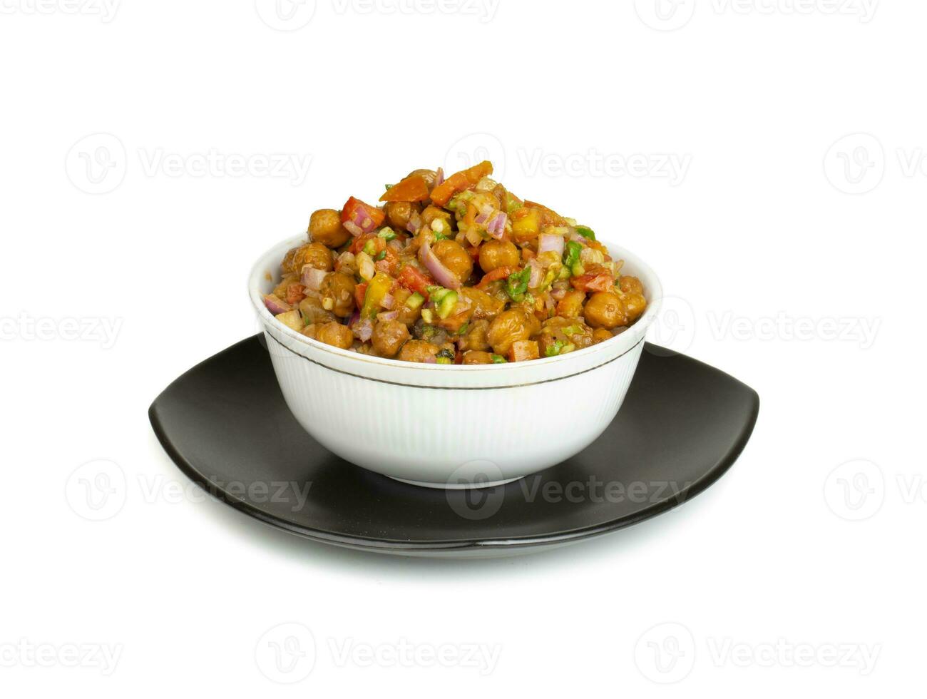 indisch Straße Frühstück Chana chaat ebenfalls kennt wie Chana Masala, Chola Chana chatten, Chola Masala, Kichererbse Masala, schwarz Kichererbse chaat oder Kala Chana Plaudern auf Weiß Hintergrund foto