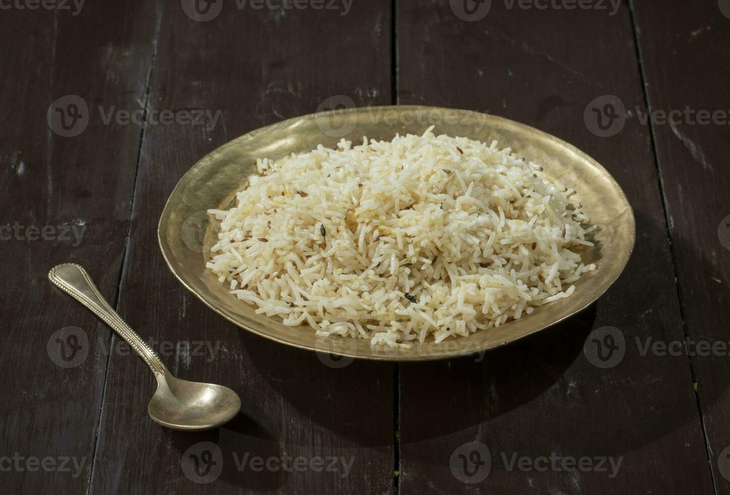 indisch Kreuzkümmel Reis oder jeera Reis auf hölzern Hintergrund foto