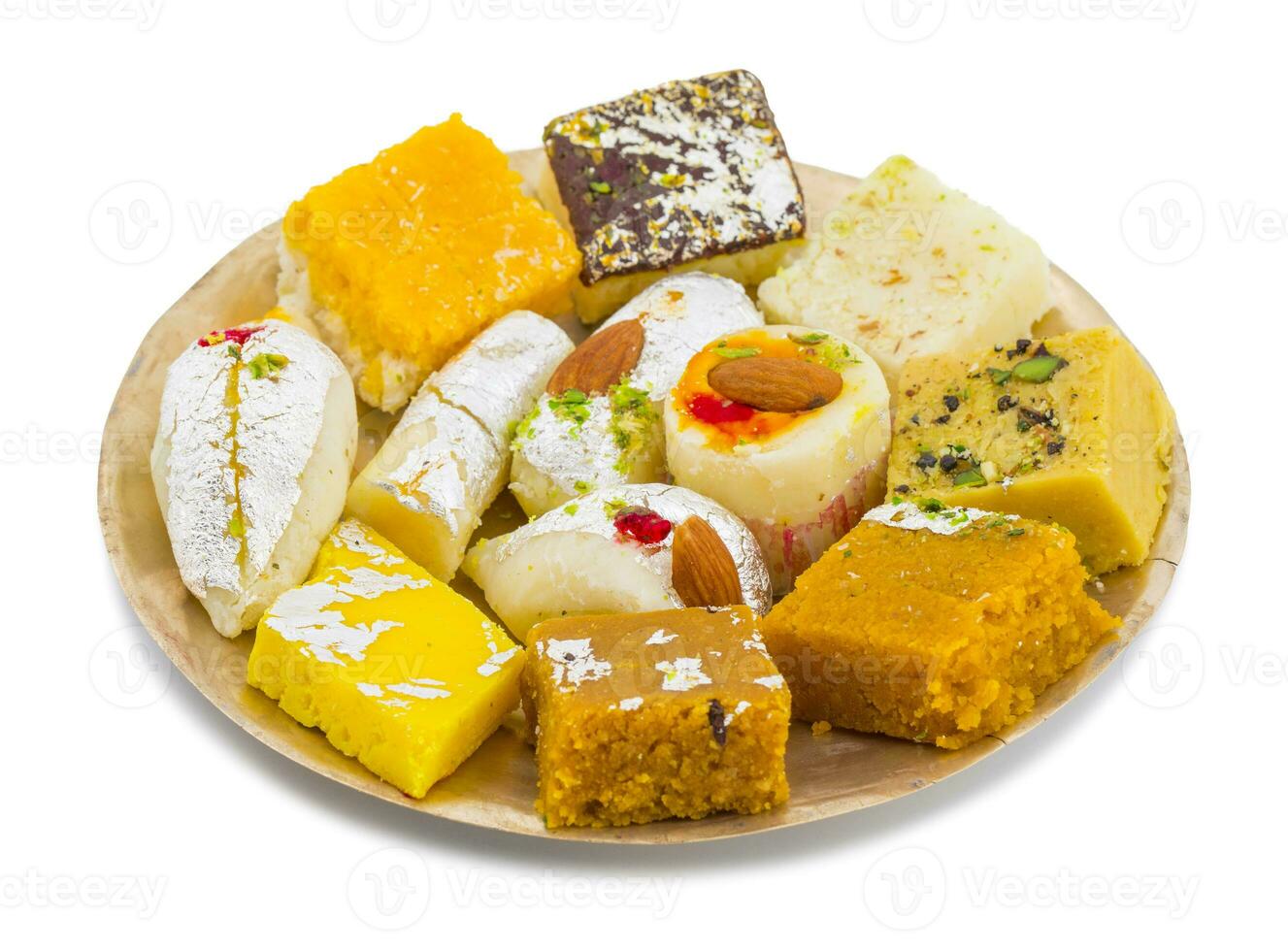 indisch köstlich mischen Süss Essen oder mischen Mithai auf Weiß Hintergrund foto