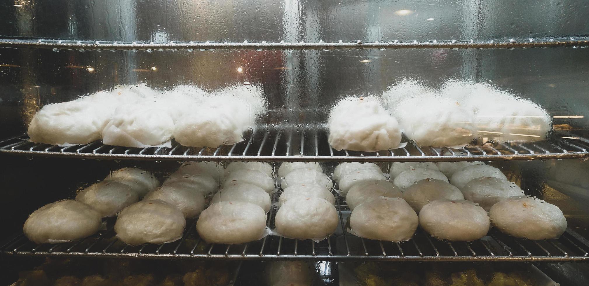 Gruppe von verschwommenen gedämpften Brötchen im Inkubator foto