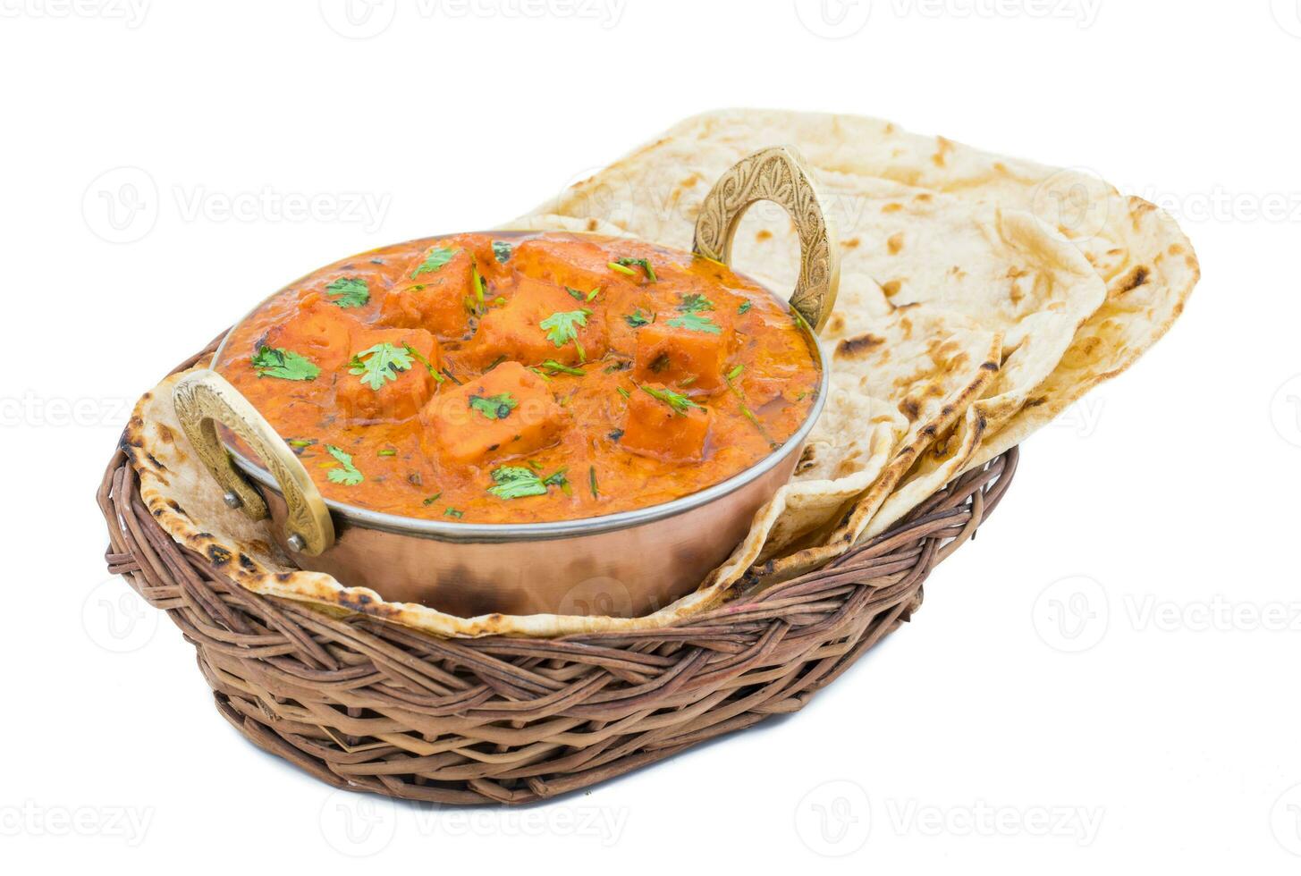 indisch köstlich Küche Paneer Tikka Masala mit Tandoori Chapati auf Weiß Hintergrund foto