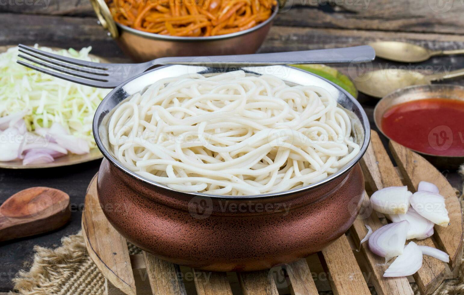 gekocht Chow mein oder Hakka Nudeln serviert mit Chutney auf hölzern Hintergrund foto