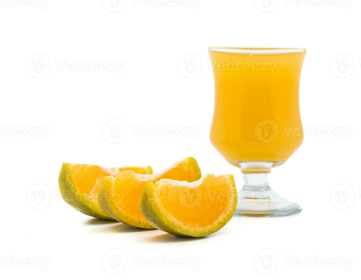 frisch Orange Obst Saft und Scheiben von Orange foto