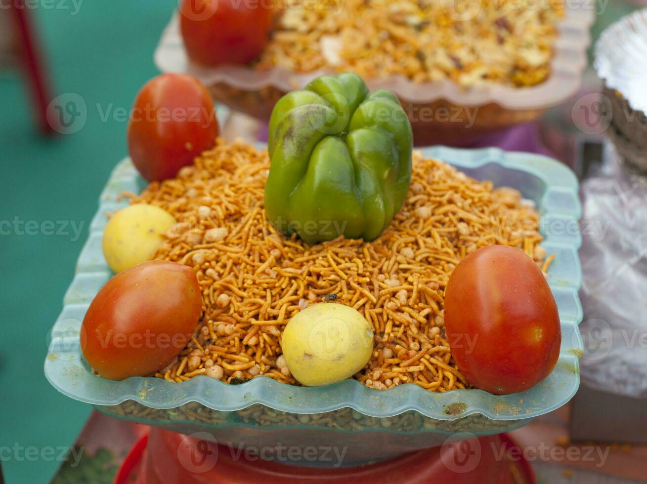 indisch würzig Snack im Markt foto