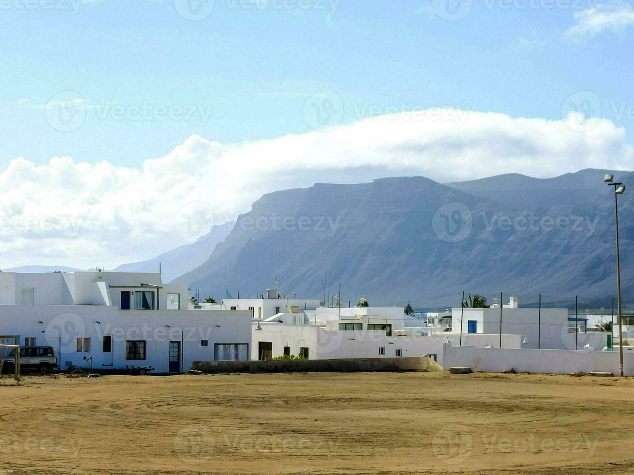 ein Weiß Gebäude mit ein Berg im das Hintergrund foto