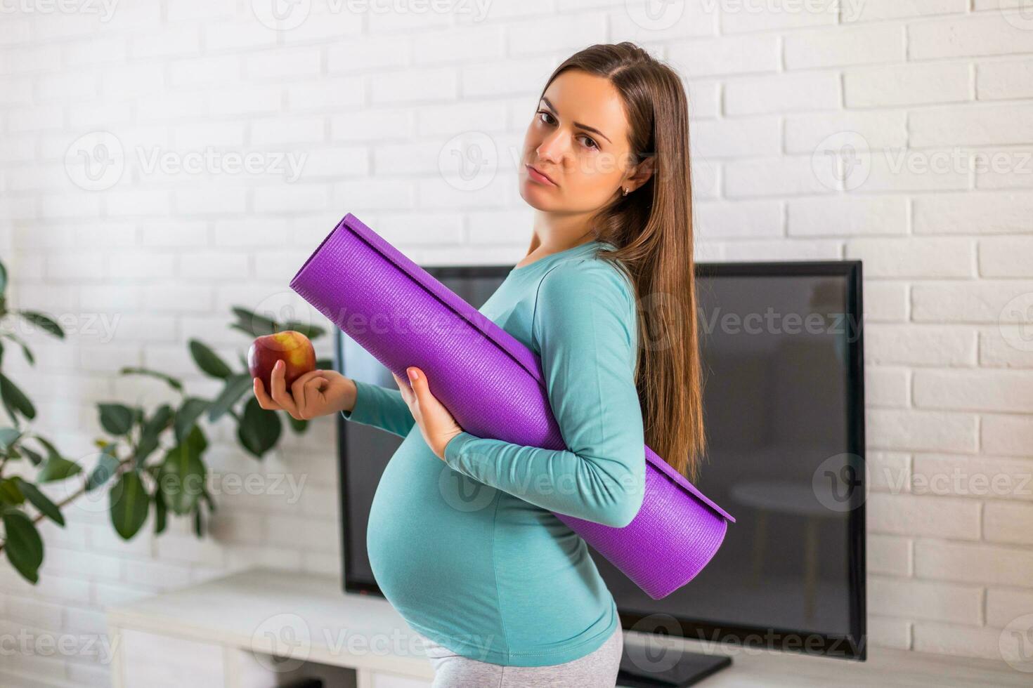 schwanger Frau nicht wollen zu Essen gesund und Übung. foto