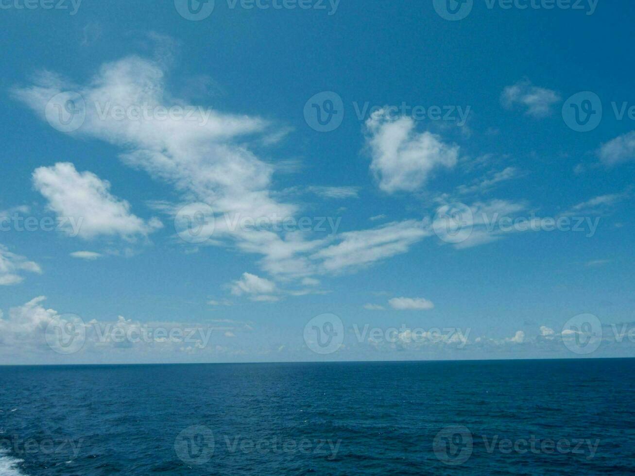 ein Aussicht von ein Blau Ozean und Blau Himmel foto