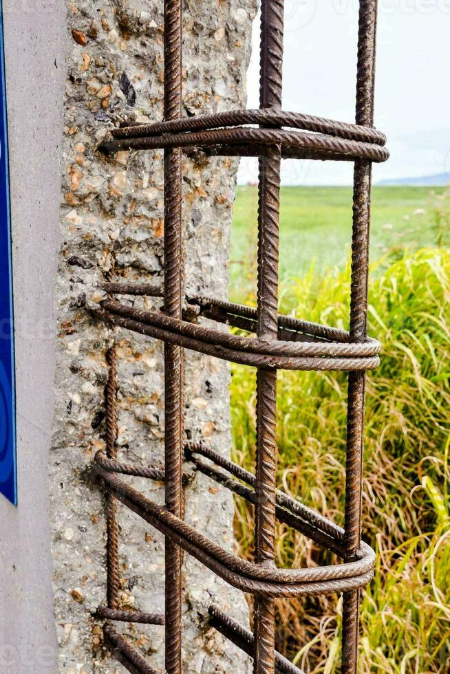 Metall Stangen Kommen aus von ein Stein Mauer foto