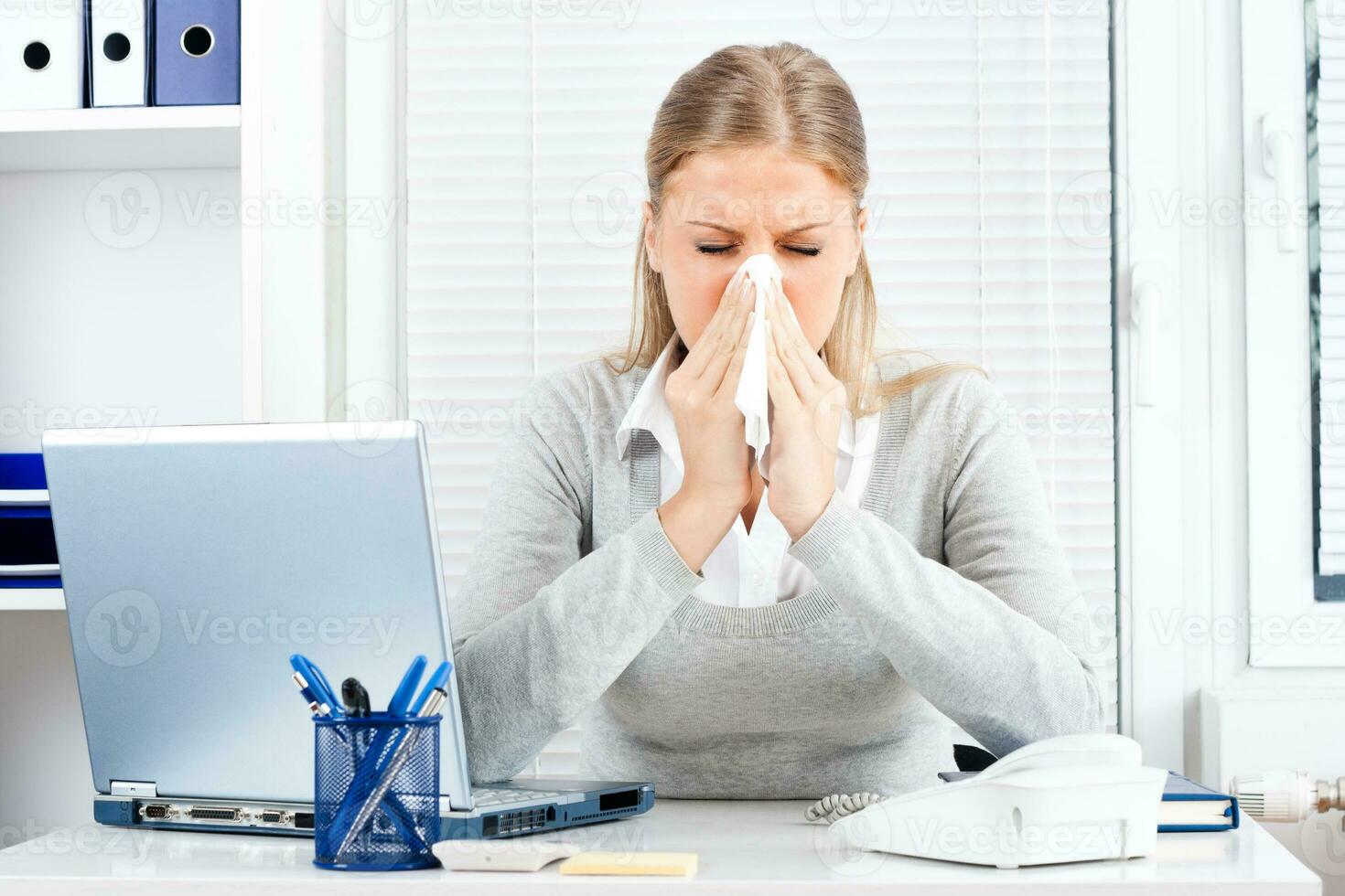 Geschäftsfrau haben Grippe foto