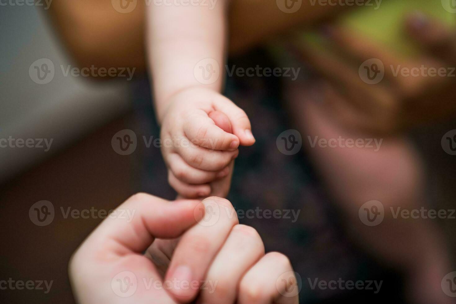 schließen oben Bild von Vaters und seine Baby Junge Sohn Hände halten jeder andere. Fokus auf Finger. foto
