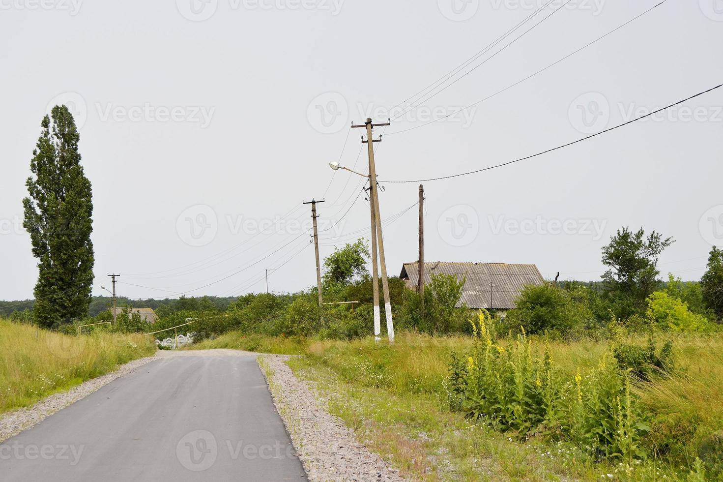 leere Asphaltstraße auf dem Land foto