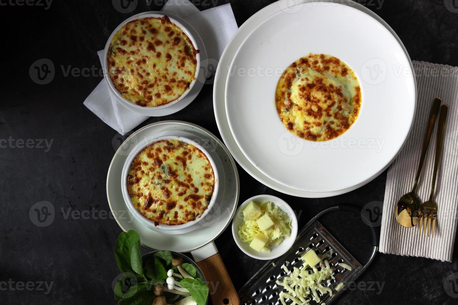 Spinatlasagne mit Käse nach italienischer Art, vegetarische Lasagne foto