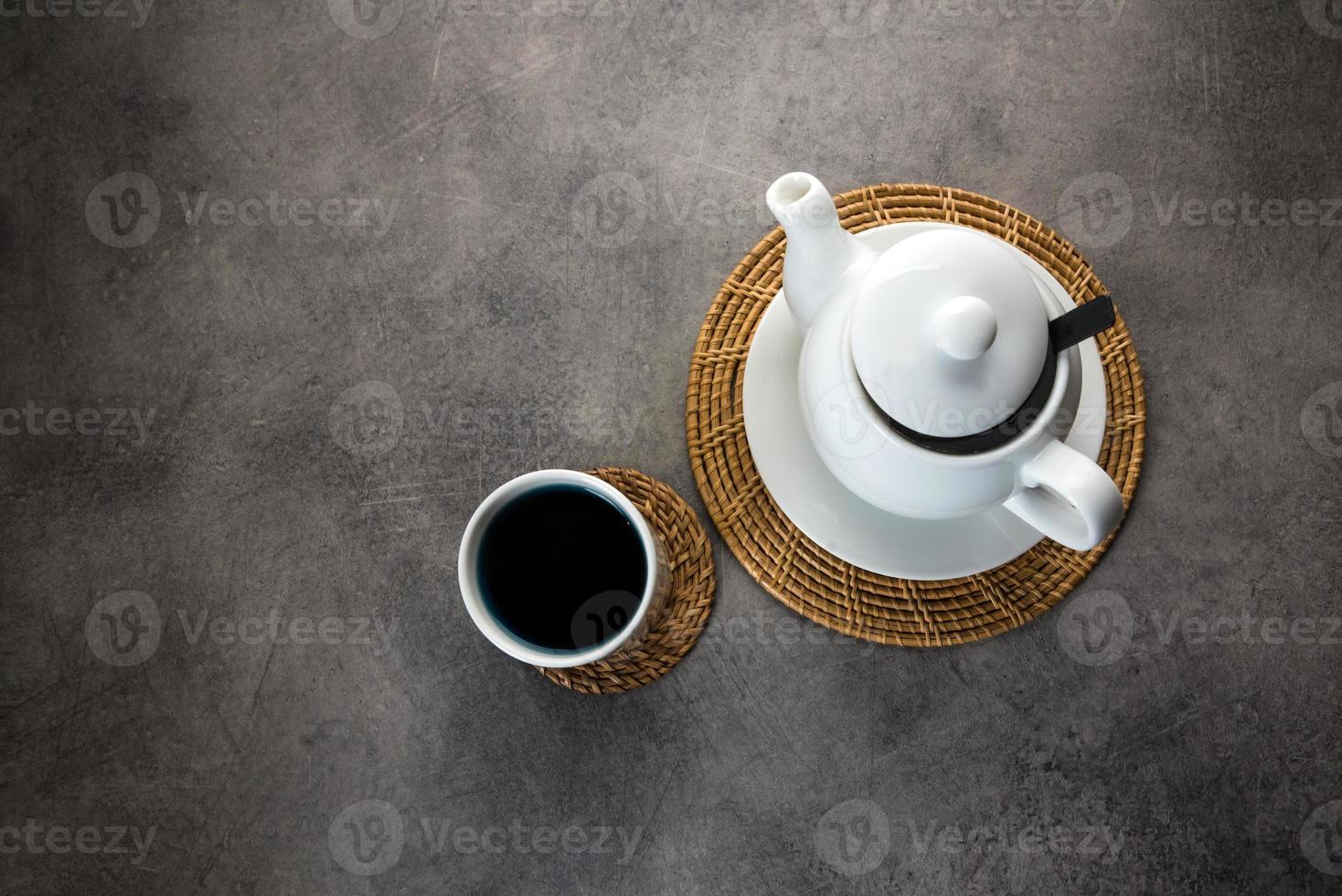 Teetasse und Teekanne aus weißem Porzellan foto