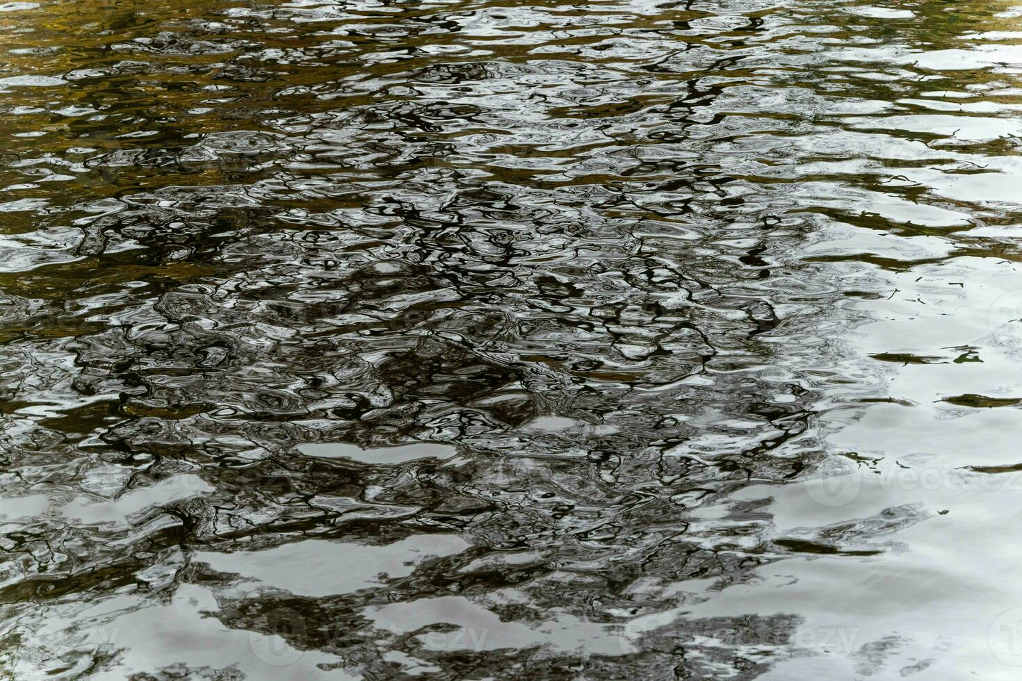 szenisch städtisch Fluss Kanal mit plätschern Wasser Oberfläche im das Stadt foto