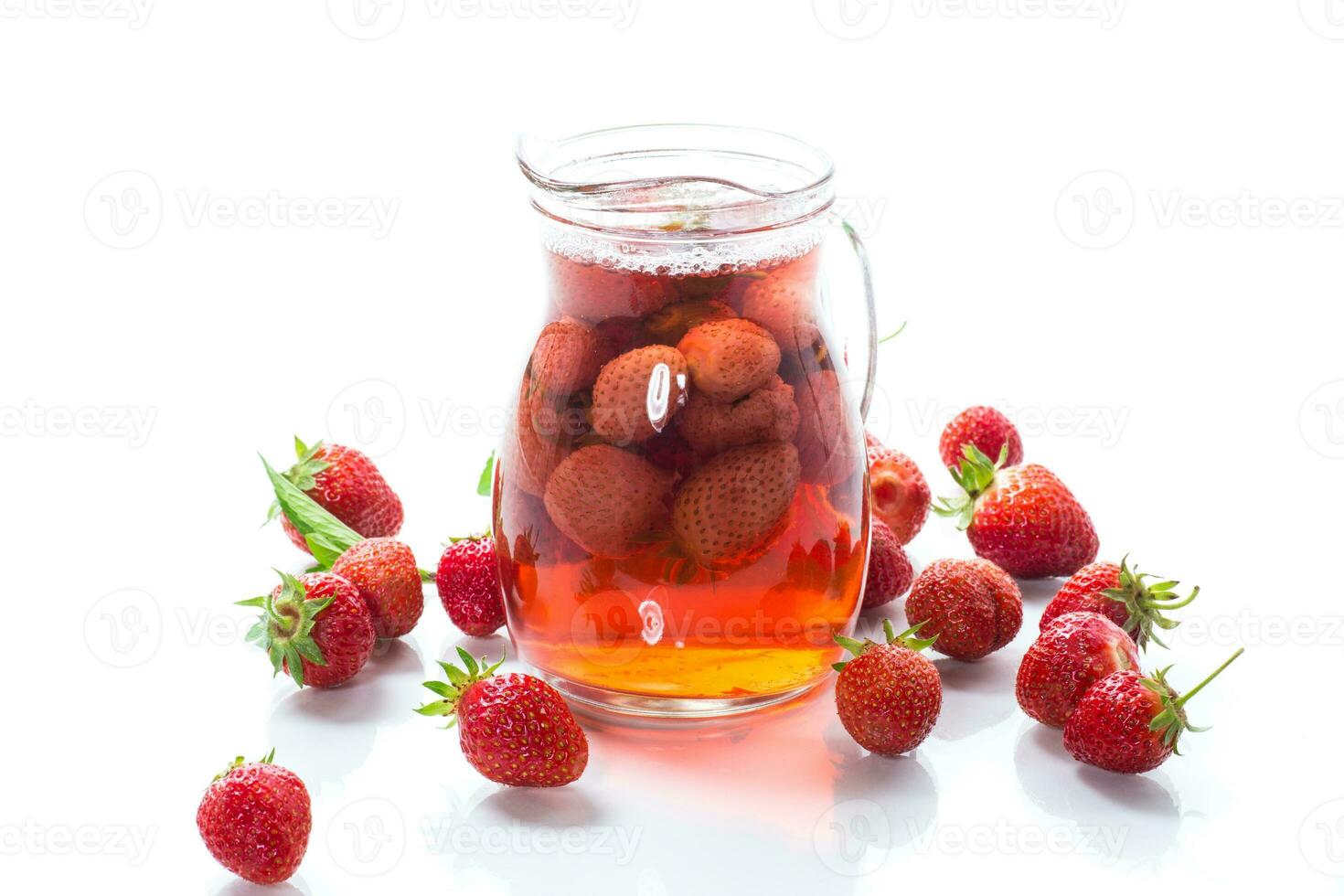 Süss erfrischend Beere Kompott von reif Erdbeeren im ein Karaffe foto