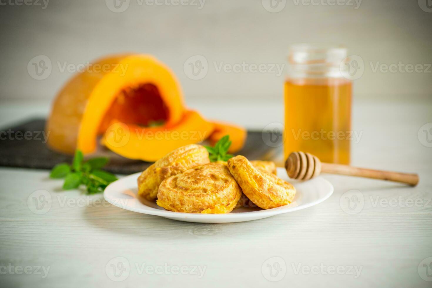 Süss üppig Kürbis Pfannkuchen mit Honig im ein Teller foto