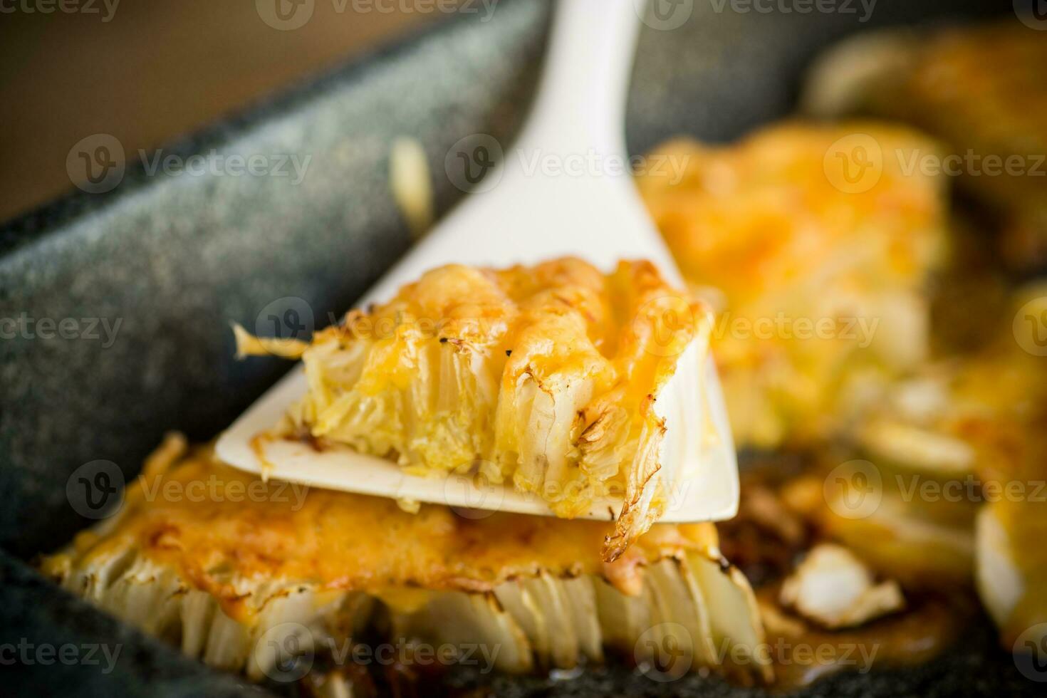 Kohl im Teig gebacken mit Käse im das bilden foto