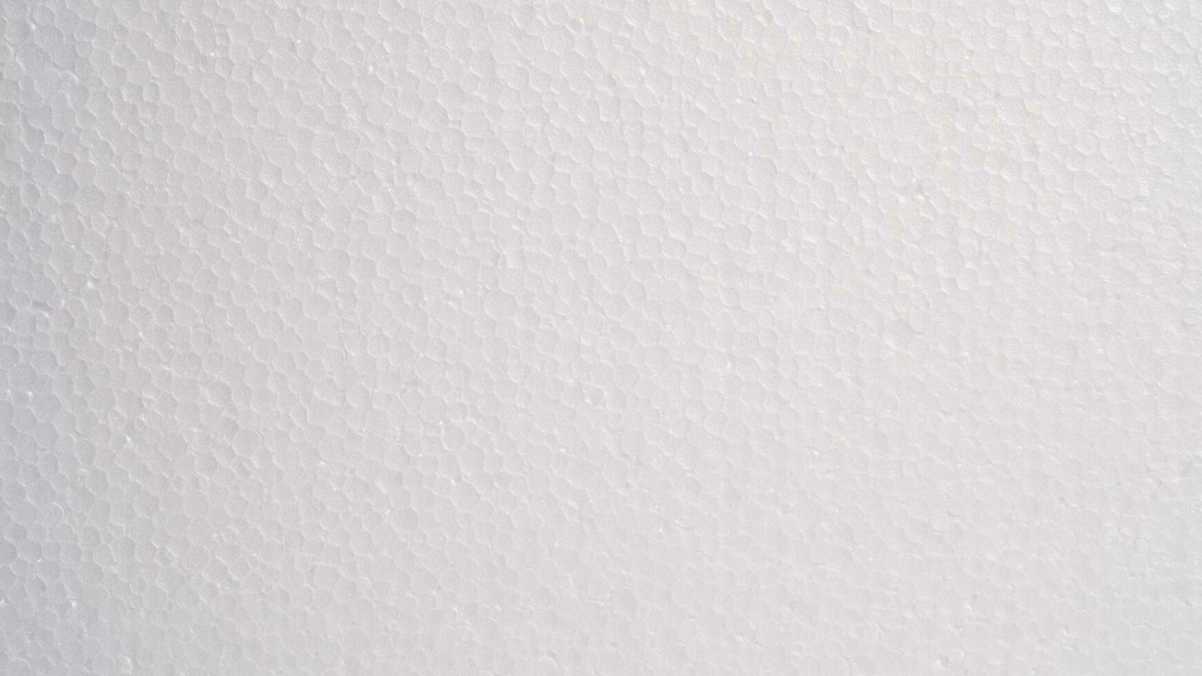 Weiß Schaum Blatt oben Sicht. klein und groß klar Schaum Perlen, Polystyrol Blatt Oberfläche im Nahaufnahme, Nahansicht nahtlos Hintergrund foto
