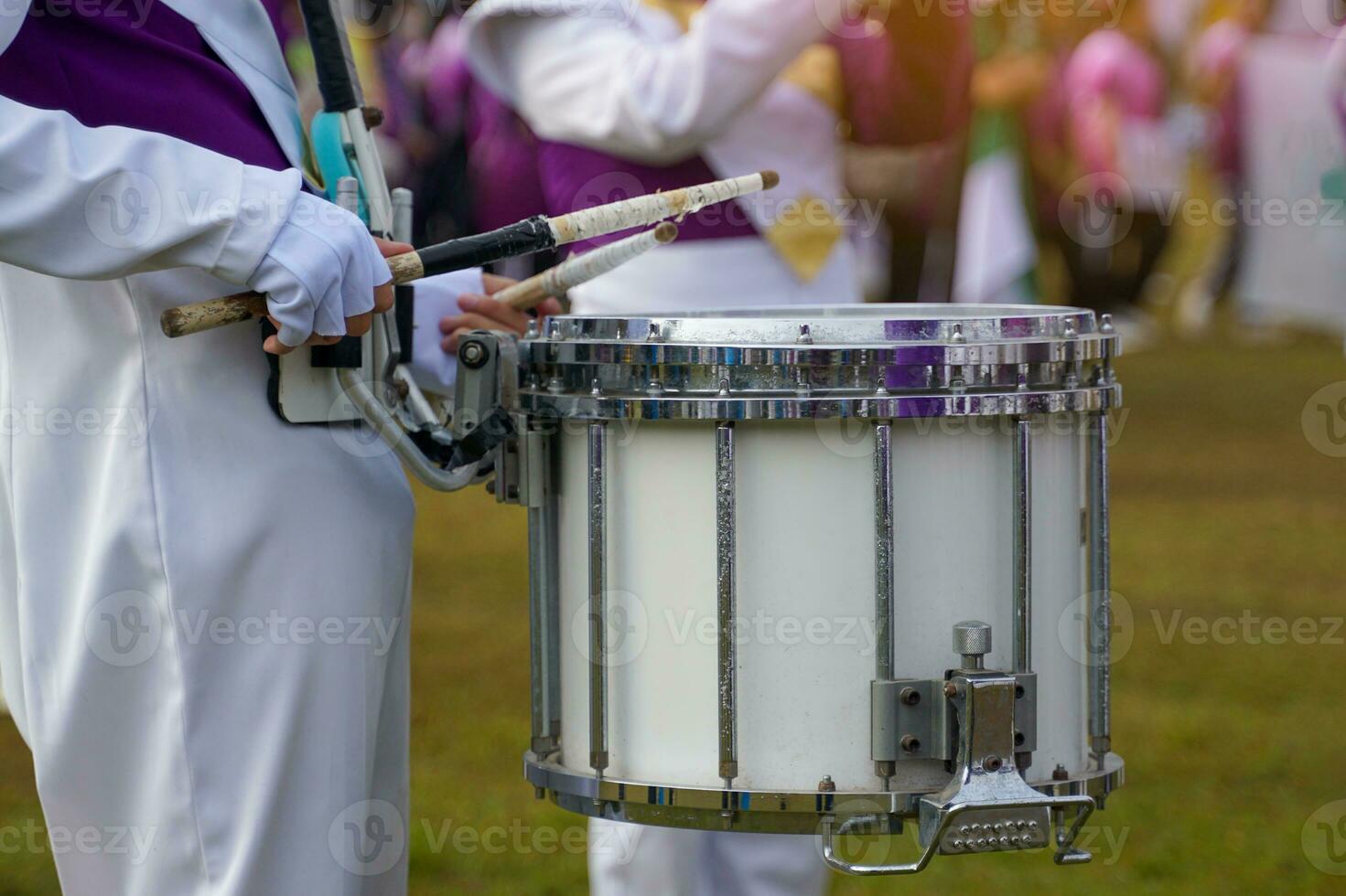 Einige verschwommene Bilder von asiatischen Studenten, die während einer Paradeprobe Schlagzeug spielen. weicher und selektiver Fokus. foto