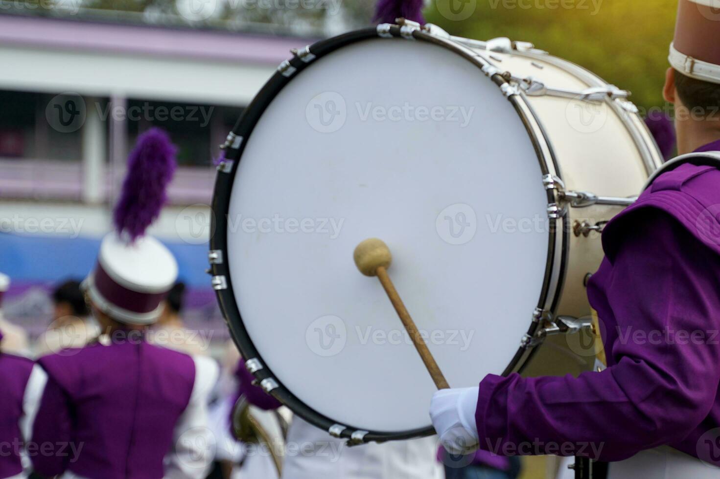 die Grundtrommel, die die Orchesterstudenten schlagen, während sie in der Parade spazieren gehen. weicher und selektiver Fokus. foto