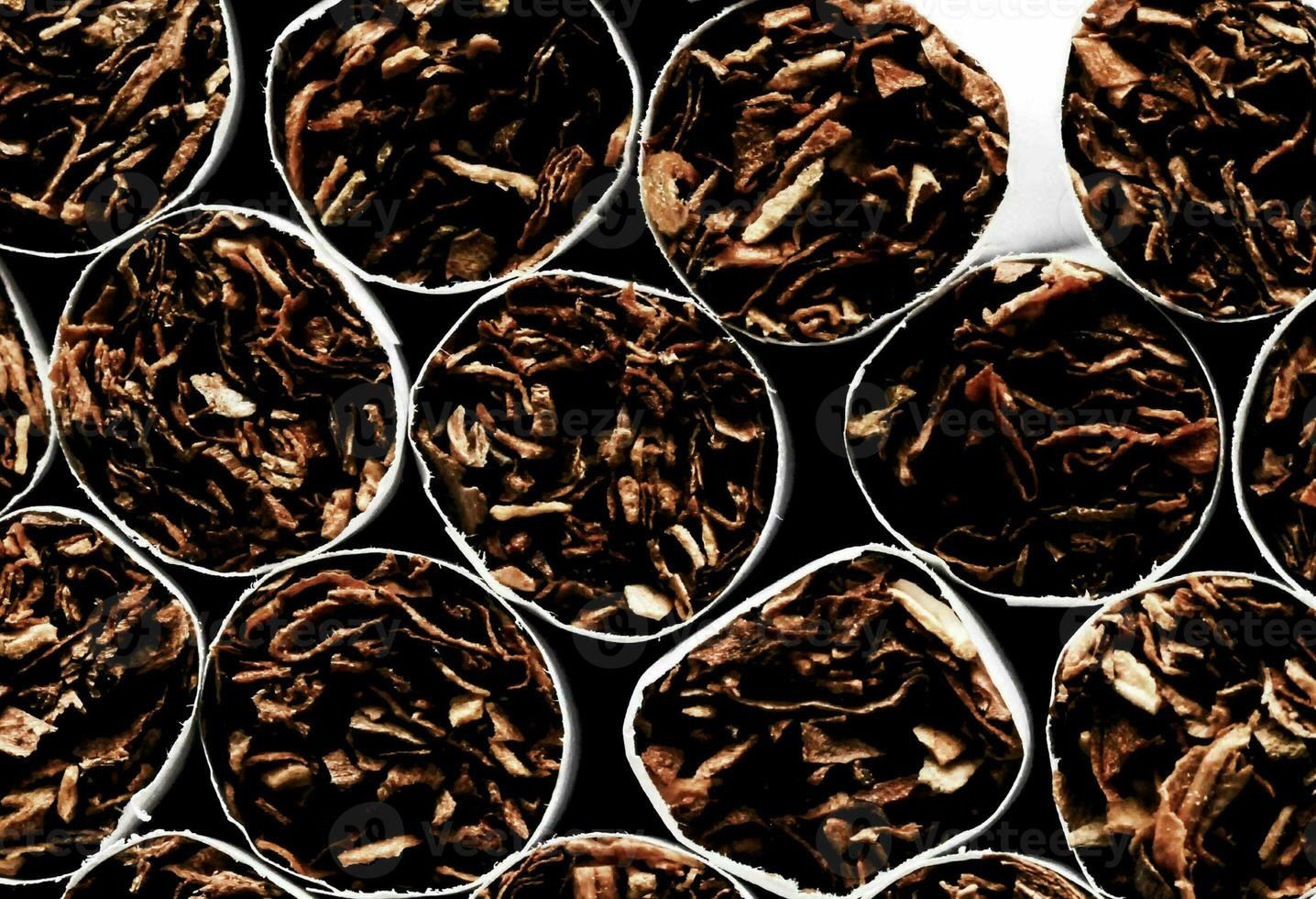 Tabakindustrie mit gestapelten Zigaretten foto