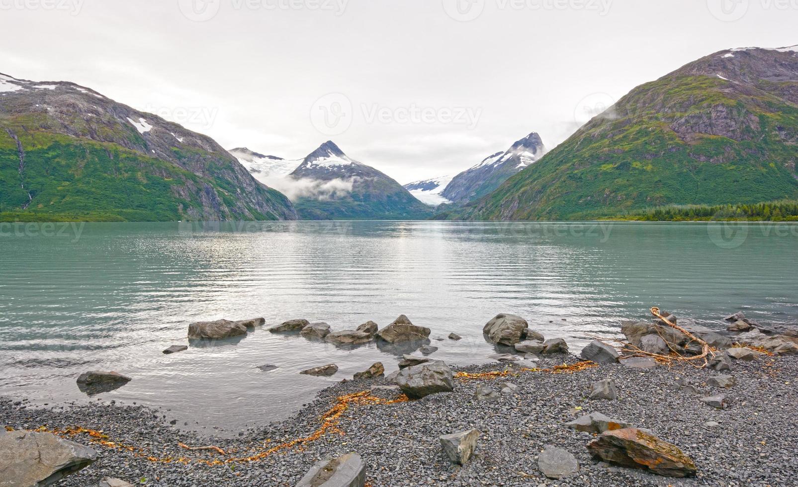 Frühmorgens an einem Gletschersee foto