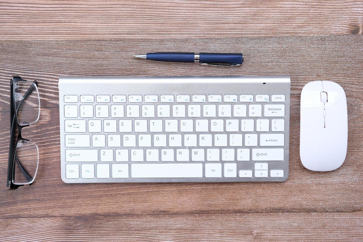 Büroausstattung, Tastatur auf Tischhintergrund foto